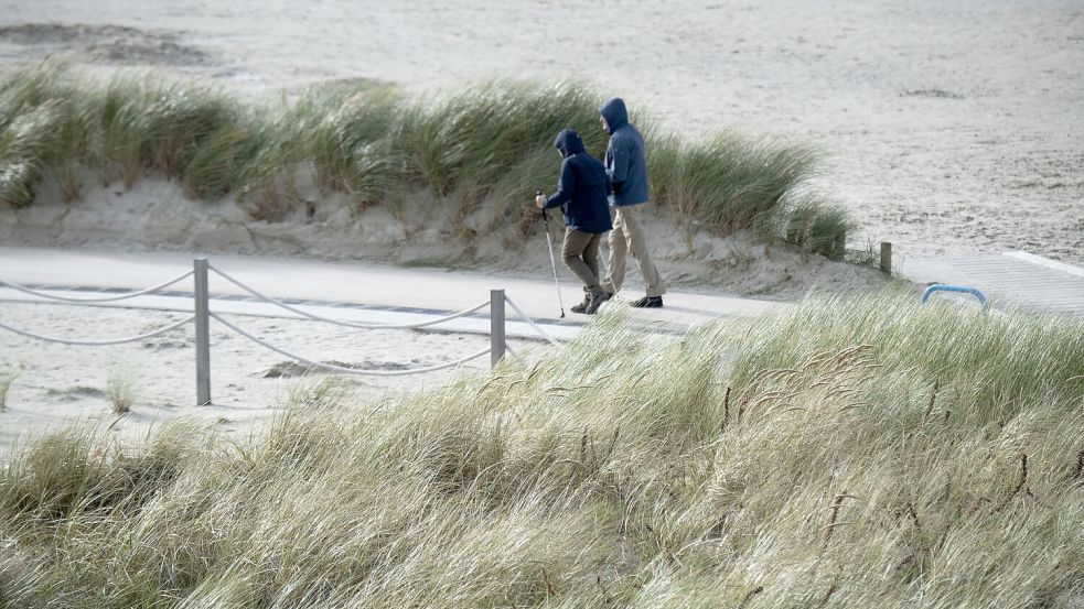 Die Menschen in Niedersachsen sollten sich die nächsten Tage weiterhin warm anziehen - es wird ungemütlich. Foto: dpa/Sarah Knorr