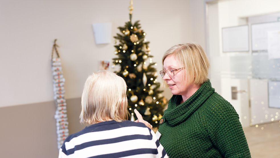 Pflegedienstleiterin Jana Wotzlaw packt auch außerhalb ihres Büros mit an und ist für die Bewohnerinnen und Bewohner des Pflegeheims da. Das Seniorenzentrum in Hasbergen ist weihnachtlich dekoriert. Wie ist es, hier an Weihnachten zu arbeiten? Foto: Michael Gründel