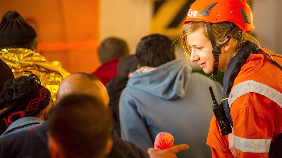 Reporterin Marie Busse an Bord der Sea-Eye 4. Sie hat als Journalistin an einer Rettungsmission im Mittelmeer teilgenommen. Foto: Sea-Eye/Leon Salner