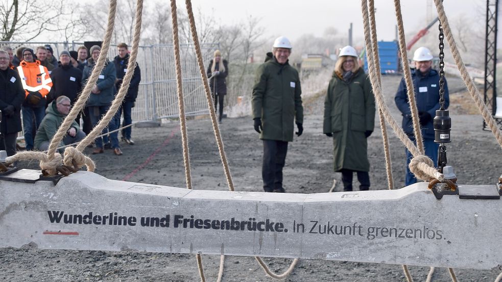 Am 1. Dezember wurde bei der Friesenbrücke in Hilkenborg symbolisch der Ausbau der Wunderline-Strecke gestartet. Foto: Ammermann