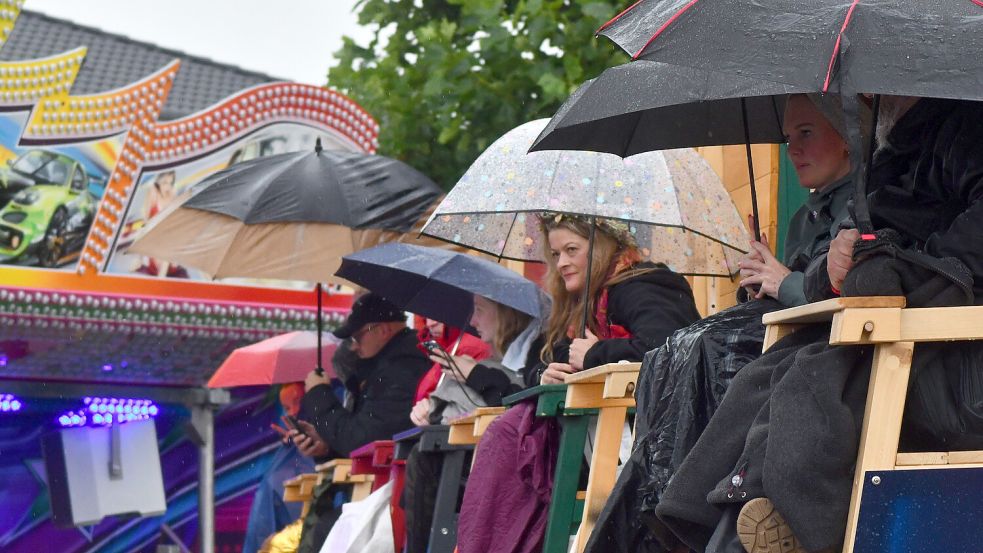 Auch Regen machte (von rechts) Sebastian Stolzmann, Sandra Janssen und Sabrina Herlyn zu schaffen.