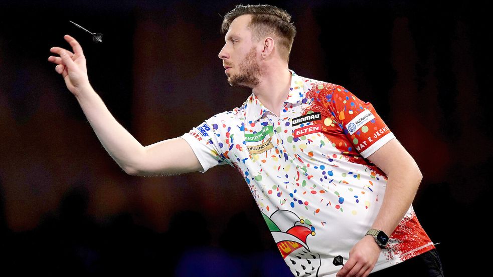 Florian Hempel schaffte es mit einem beeindruckenden Comeback in die dritte Runde der Darts-WM 2024. Dort scheiterte er jedoch an Stephen Bunting. Foto: dpa/PA Wire/John Walton