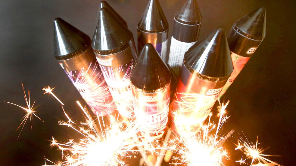 Silvesterfeuerwerk gehört für Viele zum Jahreswechsel dazu. Doch, wer Raketen zündet, sollte sich vorher gut überlegen, wo und wie. Im Saterland regelt eine Allgemeinverfügung, dass nicht überall Pyrotechnik entzündet werden darf. Foto: DPA