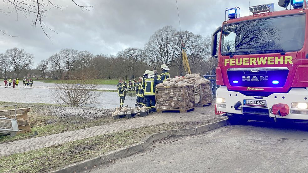 Stundenlang kämpften die Feuerwehren an Weihnachten gegen die Fluten. Foto: Hellmers