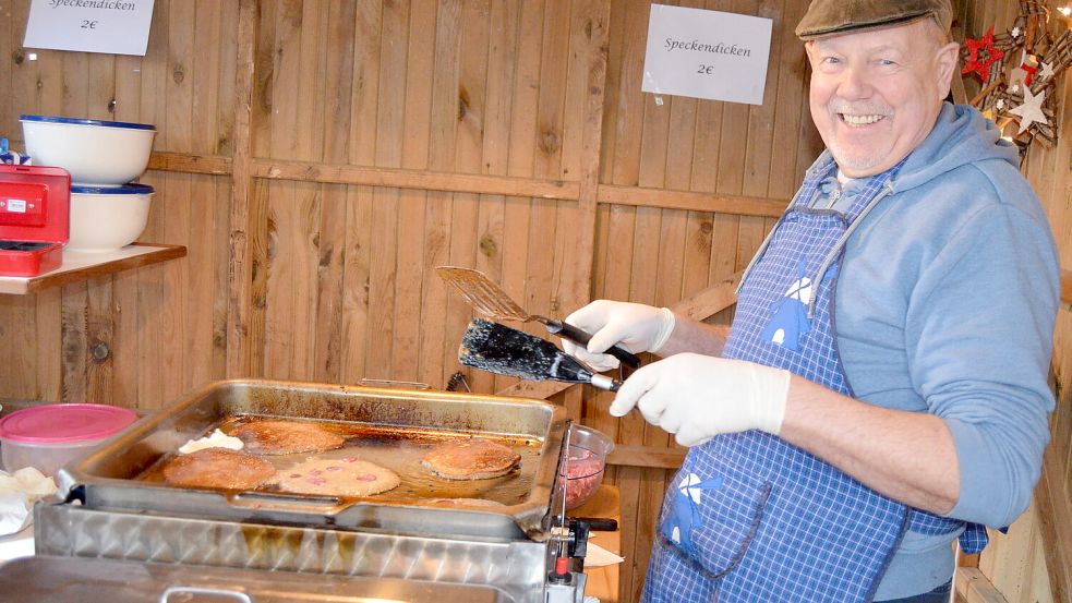 In Backemoor steht der Chef selbst an der Pfanne: Backemoors Ortsbürgermeister Bernhard Bünnemeyer bereitet hier die Speckendicken für sein Dorf zu. Foto: Fertig