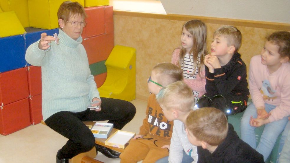 Margret Göken bringt im Kindergarten „Unterm Regenbogen“ in Scharrel den Kindern mithilfe des Spiels „Dubbeld Plezier!“ die saterfriesische Sprache nahe. Foto: Seeltersk-Kontor