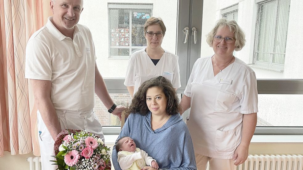 Dr. med. Jacek Skubis (Chefarzt der Klinik für Gynäkologie und Geburtshilfe; von links), Marion Hanke (Pflegefachfrau) und Gitta Möhlmann-Cramer (Teamleitung der Gynäkologie und Geburtshilfe) freuen sich mit der Mutter Tomke Arends-Eggen über die Geburt des kleinen Peter. Foto: Klinikum Leer