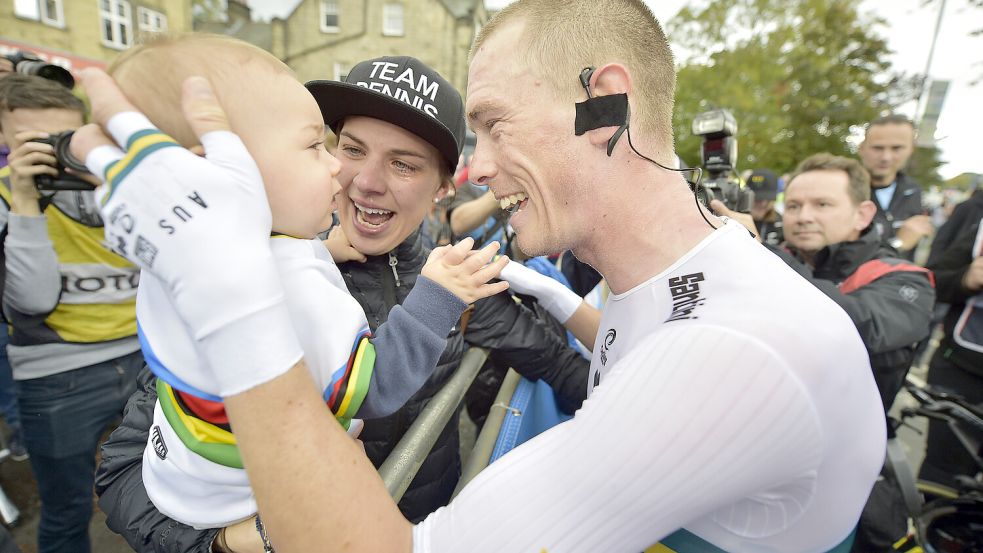 Rohan Dennis (rehts) feiert mit seiner Frau Melissa Hoskins und ihrem Sohn nach dem WM-Sieg im Zeitfahren 2019. Foto: imago images/Belga