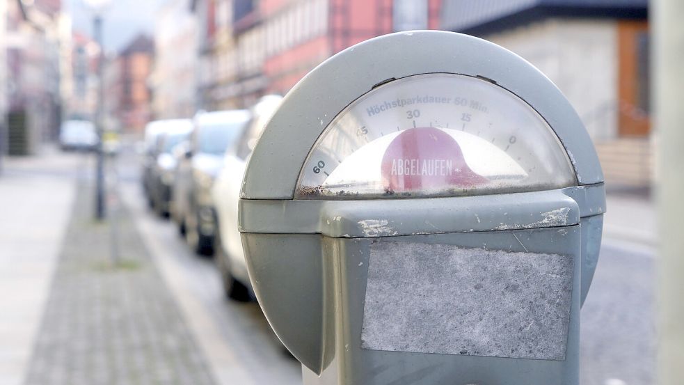 Vor 70 Jahren wurden in Deutschland die ersten Parkuhren installiert. Inzwischen sind sie größtenteils durch moderne Parkscheinautomaten ersetzt worden. Doch ob mechanisch oder elektronisch – für die Kommunen bleiben Parkgebühren ein lukratives Geschäft. Foto: imago images/Sabine Gudath