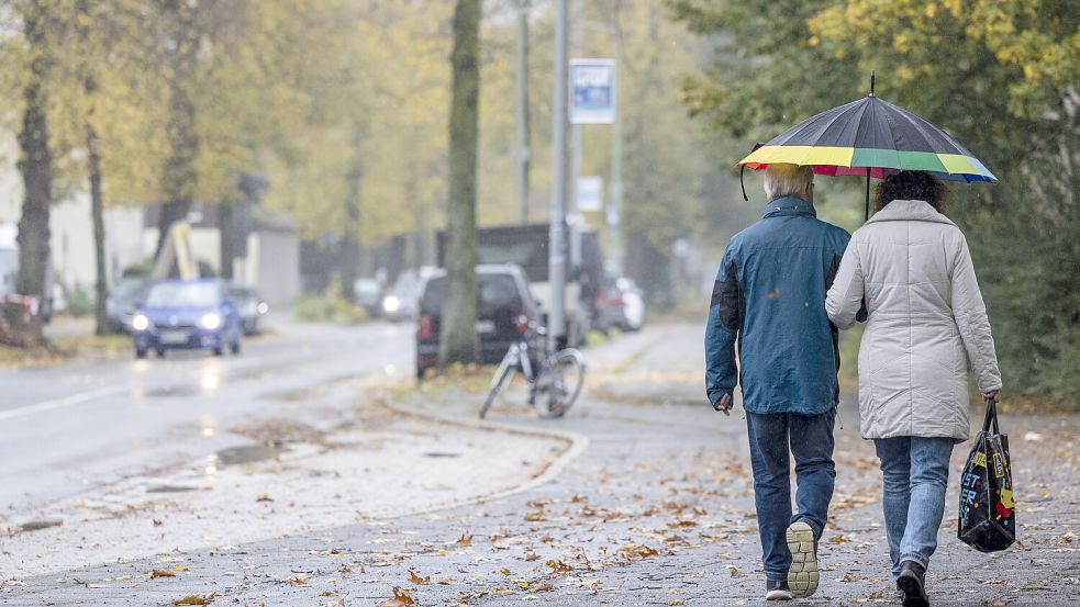 Zwar ist das Hochwasser noch nicht vorüber, doch die Hoffnung auf weniger Regen und mehr Sonnenschein steigt. Foto: dpa / Christoph Reichwein