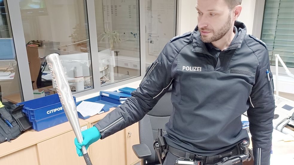 Mit diesem Baseballschläger aus Metall, den hier ein Polizeibeamter des Kommissariats Friesoythe in der Hand hält, hatte der Mann am Silvesterabend wahllos auf Autos eingedroschen, die in der Innenstadt geparkt waren. Foto: Wilken