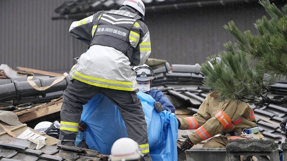 Nach dem Erdbeben in Japan steigt die Zahl der Todesopfer weiter. Feuerwehrleute und Rettungskräfte suchen noch immer nach Vermissten. Foto: dpa/AP/Hiro Komae