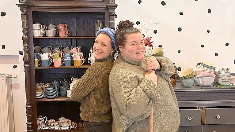 Melina Gatzka-Göttrup (rechts) aus Folmhusen und Elena Tomé aus Hesel eröffnen am 26. Januar 2024 das Café „Villa Kunterbunt by Kuchenliebe“ an der Bundesstraße 70 in Großwolde. Foto: Privat