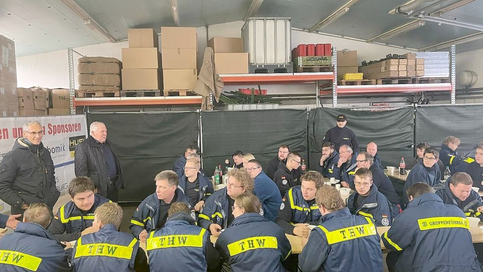 Erster Kreisrat Ludger Frische (stehend, rechts) und der Leiter des Ordnungsamtes, Dieter Schütte, begrüßten die ehrenamtlich tätigen Frauen und Männer. Foto: Giehl/Technische Einsatzleitung des Landkreises Cloppenburg Bereich S5