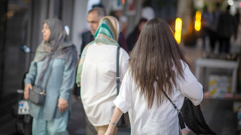 Viele Frauen im Iran weigern sich, trotz des Wissens um die grausamen Strafen, ihr Kopftuch zu tragen. Das Ressentiment gegenüber dem iranischen Regime nimmt währenddessen immer mehr zu. Foto: dpa/Arne Immanuel Bänsch