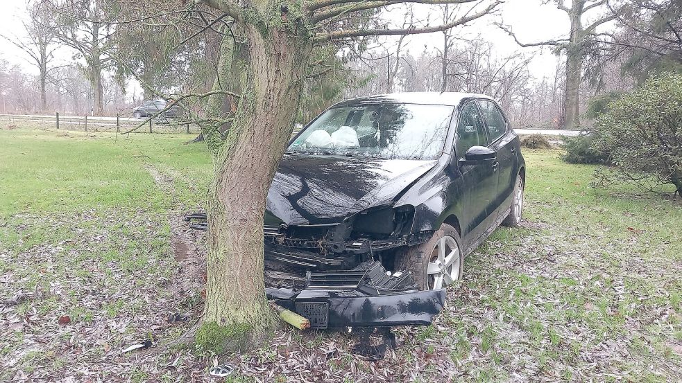 Seit Ende Dezember 2023 steht der Unfallwagen im Garten des Rhauderfehntjers Herbert Wilshusen. Fotos: Scherzer