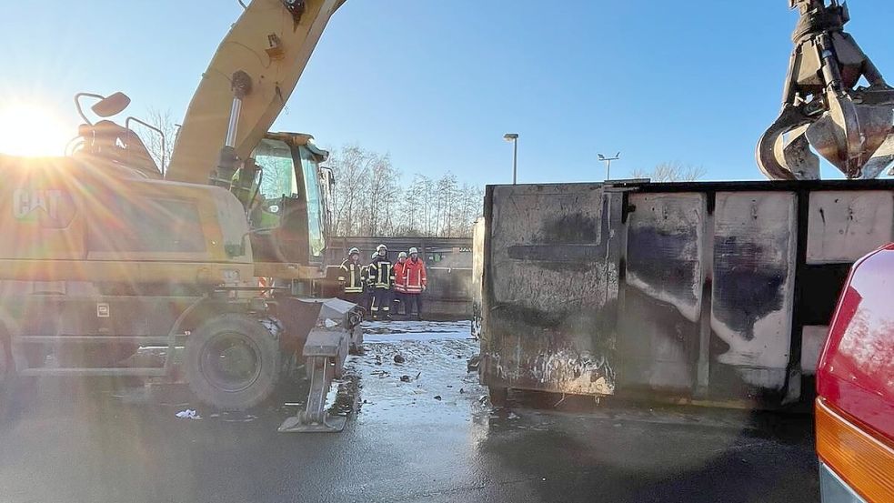 Mithilfe eines Baggers wurde der Inhalt des Containers auseinandergezogen. Foto: Feuerwehr Breinermoor