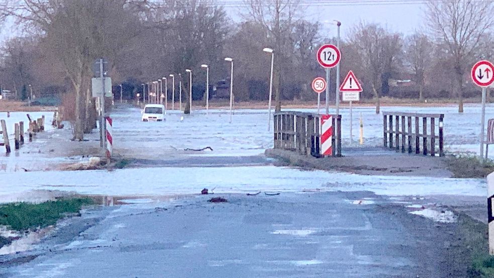 Mehrere Tage lang stand dieses Auto in der Meppener Sommerfeldstraße im Wasser. Zuvor musste der Fahrer bei Dunkelheit von der Feuerwehr gerettet werden. Inzwischen ist das Auto aus den Fluten gezogen worden. Foto: Anne Böckermann