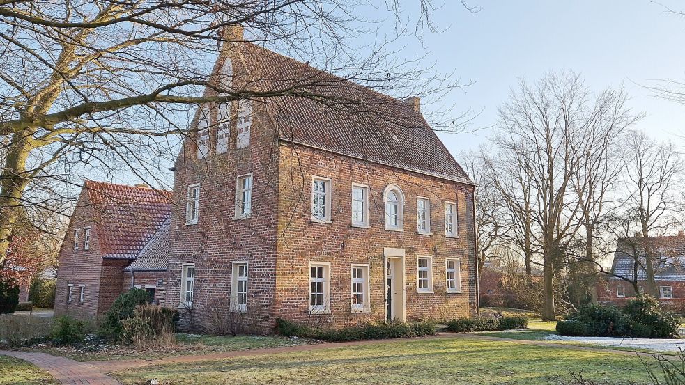 Beim historischen Dorfspaziergang werden Einheimische und Urlauber auch Wissenswertes über das alte Pfarrhaus erfahren, eines der ältesten Gebäude in Stapelmoor. Foto: Gettkowski