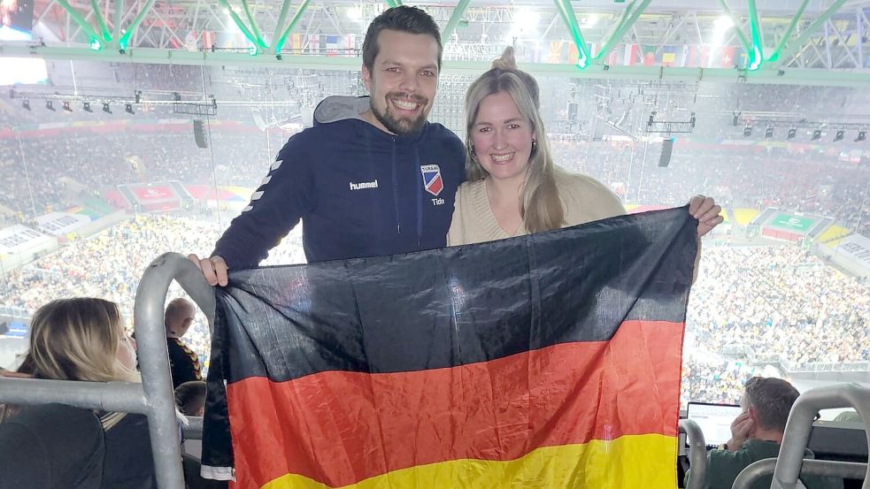 Tido Poppinga und Merle Schneider waren vom EM-Spiel und der Zuschauerkulisse begeistert. Foto: Privat