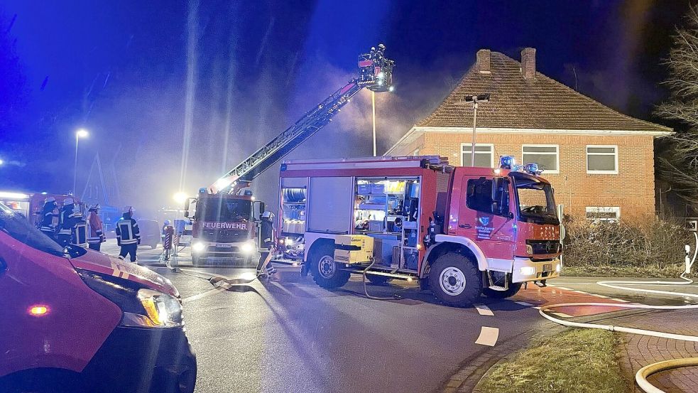 Rund 50 Feuerwehrleute waren im Januar 2022 bei dem Brand am Kreisel in Collinghorst im Einsatz. Archivfoto: Hellmers