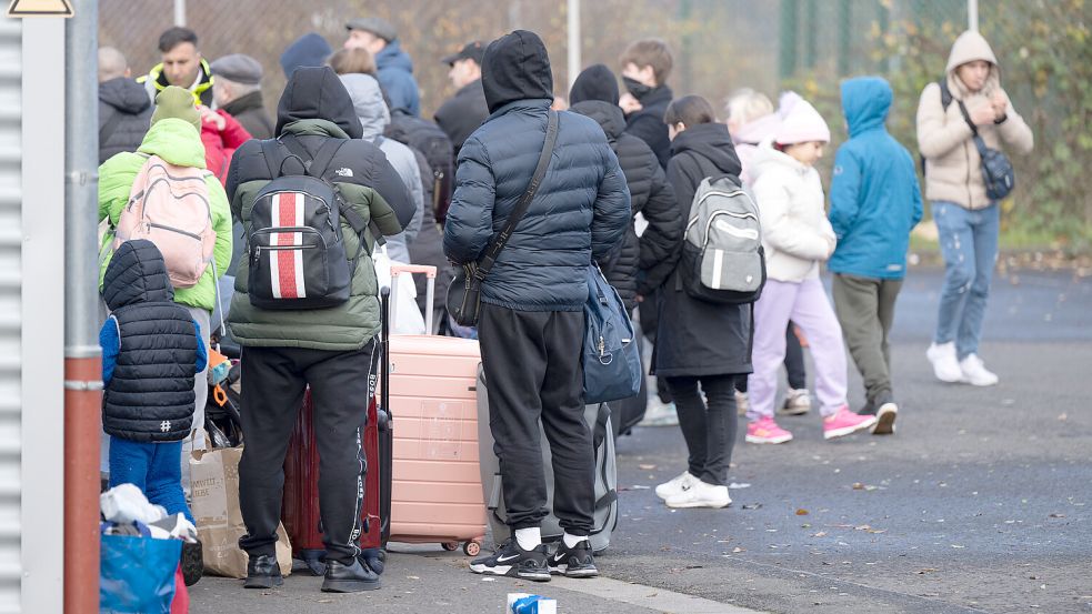 2023 stellten mehr als 350.000 Menschen einen Asylantrag in Deutschland. Die Ampel-Koalition will die Migration gezielter steuern - und mehr Menschen abschieben. Foto: Boris Roessler / dpa