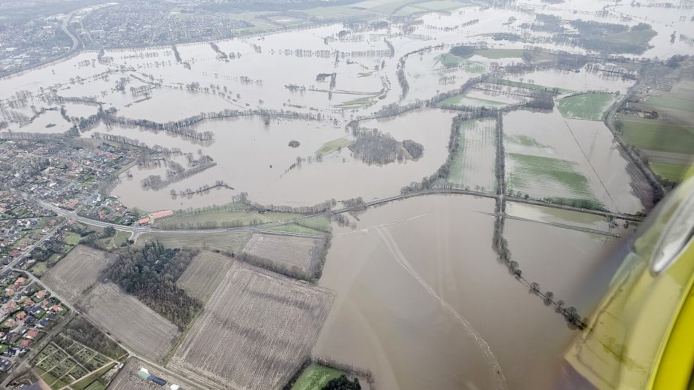 Die Ems bei Meppen ist Ende Dezember über die Ufer getreten und hat viele Wiesen und Felder überflutet. Eine Entspannung der Situation ist im Emsland noch nicht in Sicht. Foto: Flugschule Dankern