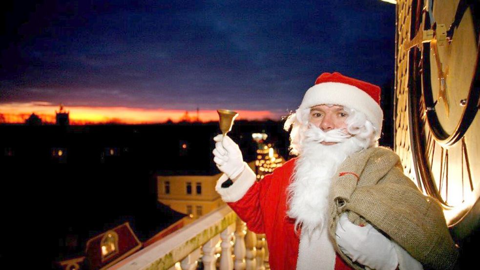 Heino Krüger als Weihnachtsmann in Aktion. Hier schwingt er seine Glocke auf dem Glockenturm der Auricher Lambertikirche. Foto: ON