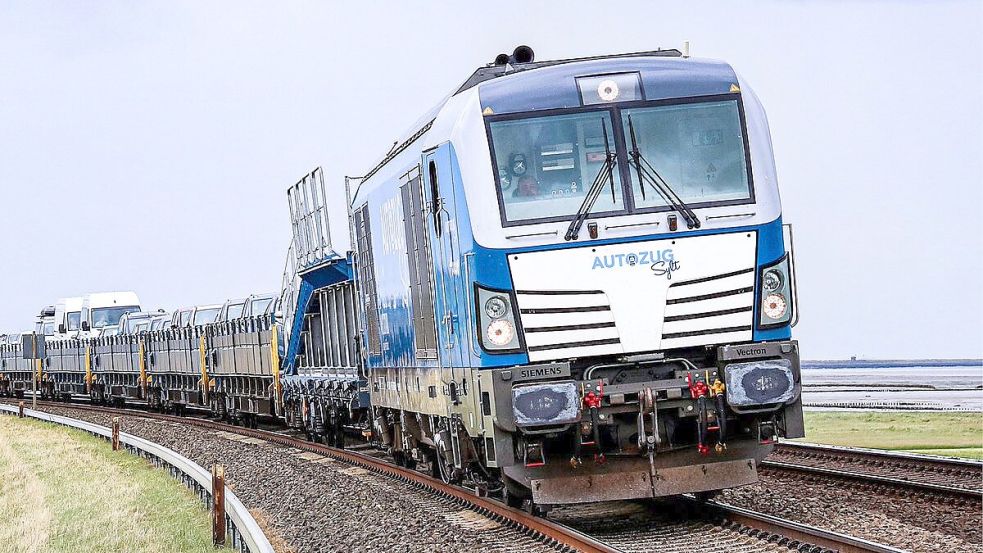 Der „Blaue Autozug“ des Unternehmens RDC bringt Autofahrer von Niebüll nach Westerland und zurück. Für drei Tage im März jedoch ruht der Betrieb. Foto: RDC Autozug Sylt