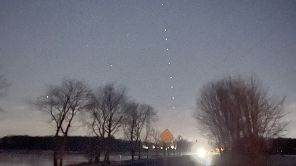 Wie an einer Kette erschienen die Lichter am Leeraner Nachthimmel. Foto: Münch