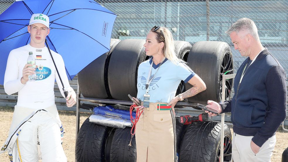 David Schumacher (l.) mit seinen Eltern Cora und Ralf Schumacher. Foto: imago images/Pakusch