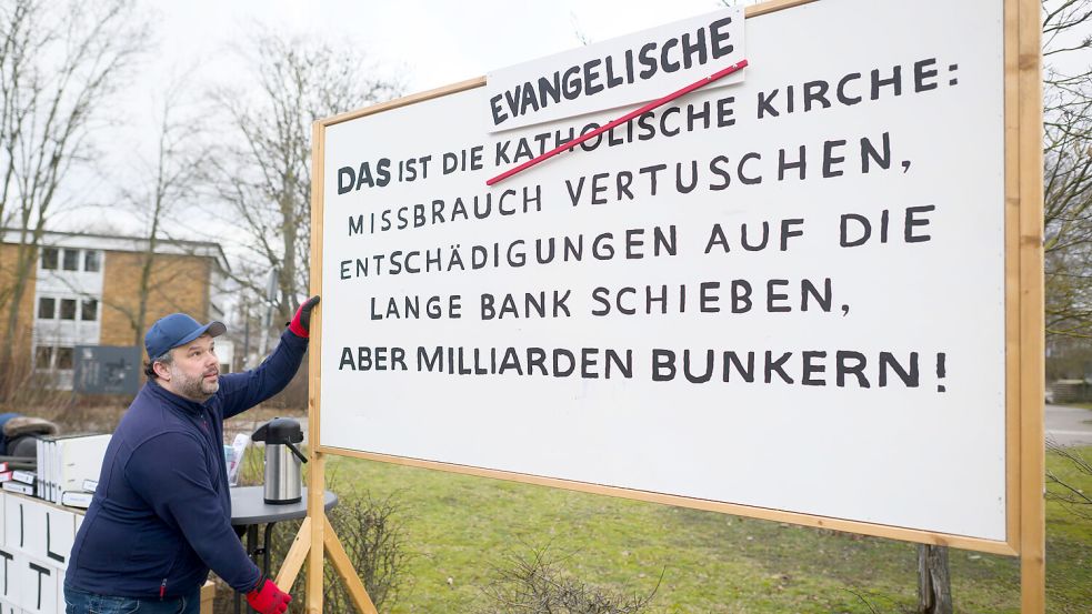 Am Donnerstag in Hannover: David Farago von der Giordano-Bruno-Stifung demonstriert mit einer Aktion am Rande der Vorstellung einer Studie zum Missbrauch in der evangelischen Kirche. Der Forschungsverbund „ForuM – Forschung zur Aufarbeitung von sexualisierter Gewalt und anderen Missbrauchsformen in der evangelischen Kirche und Diakonie in Deutschland“ veröffentlicht am 25. Januar Ergebnisse der wissenschaftlichen Studien zu sexualisierter Gewalt und Missbrauch der evangelischen Kirche. Foto: Stratenschulte/DPA