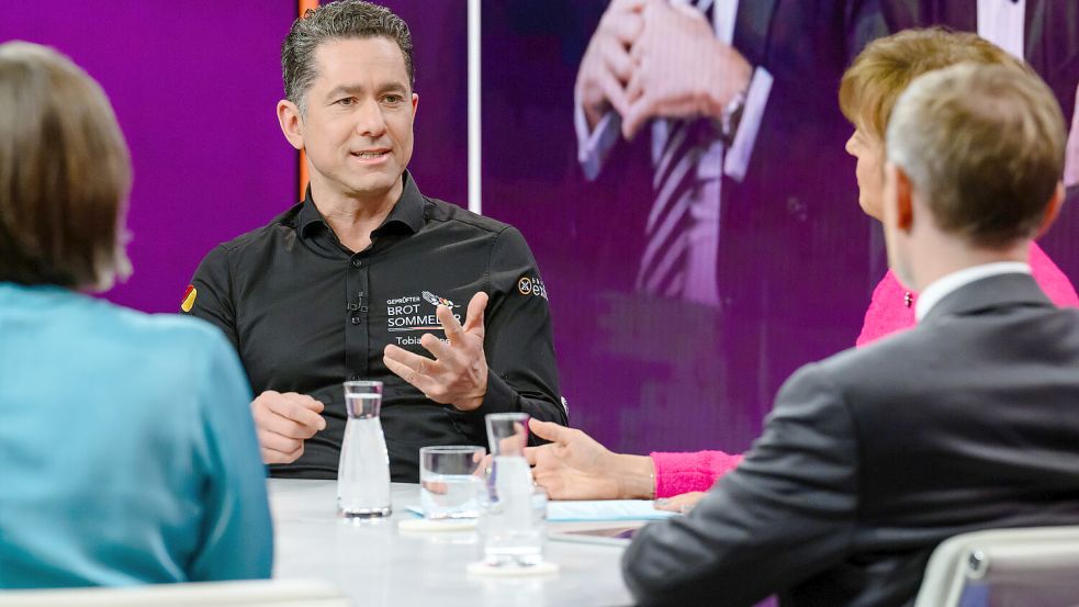 Einen Rüffel aus Deutschlands Mitte bekam Finanzminister Lindner von Bäckermeister Tobias Exner (Mitte) bei „Maybrit Illner“. Foto: ZDF/Svea Pietschmann