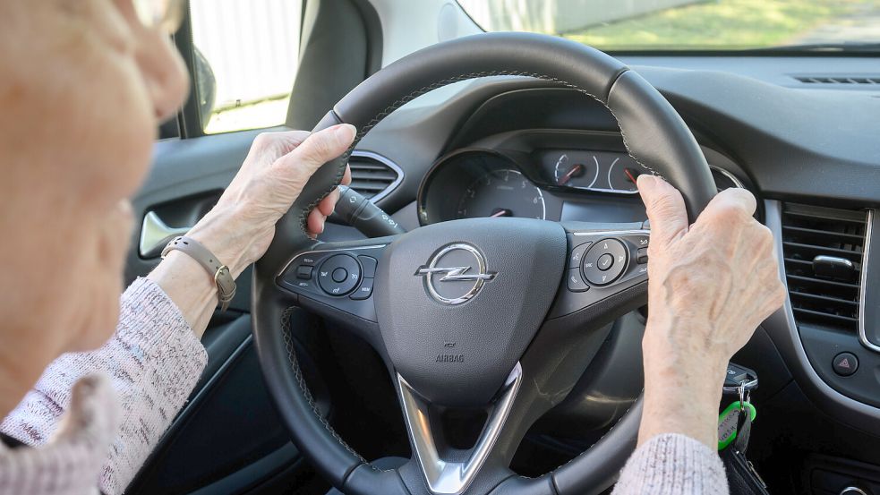 So geht‘s: Eine ältere Teilnehmerin sitzt bei der Schulung „Fit im Auto“ von der Landesverkehrswacht Niedersachsen in einem Fahrschulauto. Foto: Stratenschulte/DPA/Archiv