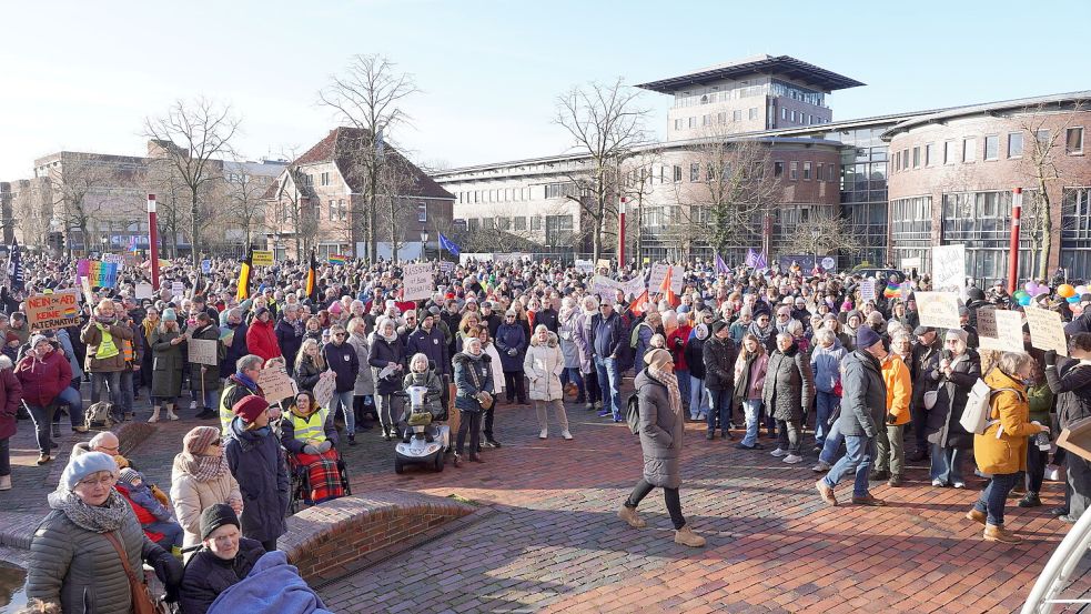 Bei der Demo gegen rechts am Sonnabend in Papenburg waren nicht nur Papenburger da. Der Andrang war so groß, dass die Polizei einen Teil der B70 sperrte. Foto: Schade