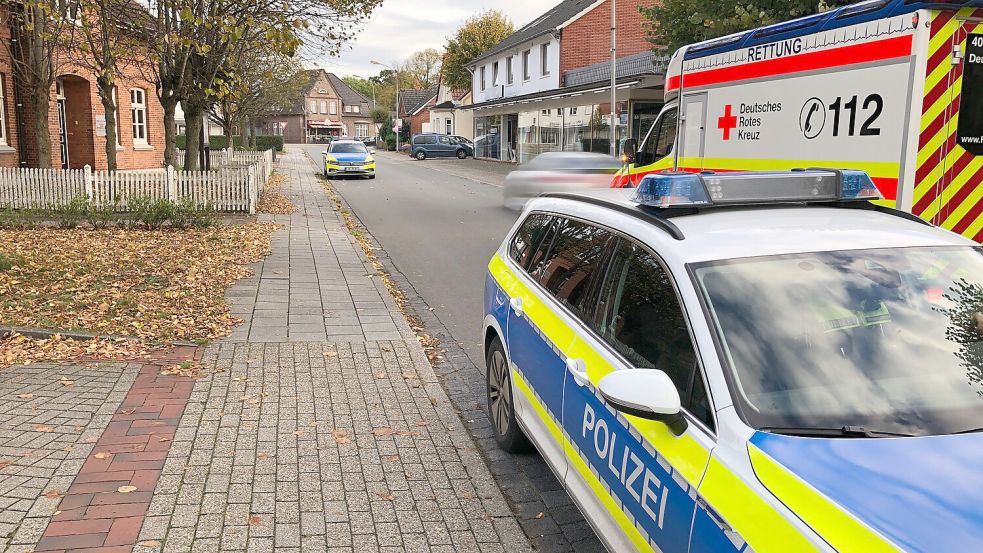 Nachdem eine damals 25-jährige Frau im Oktober 2022 in einem Wohnhaus in Ihrhove angeschossen worden war, floh sie in Richtung Polizeistation. Kurze Zeit später waren zwei Streifenwagen und ein Krankenwagen vor Ort. Foto: Ammermann/Archiv