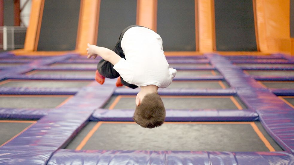 Kleine Akrobaten können auf dem Trampolin ihr Talent beweisen. Foto: Kluthe/dpa