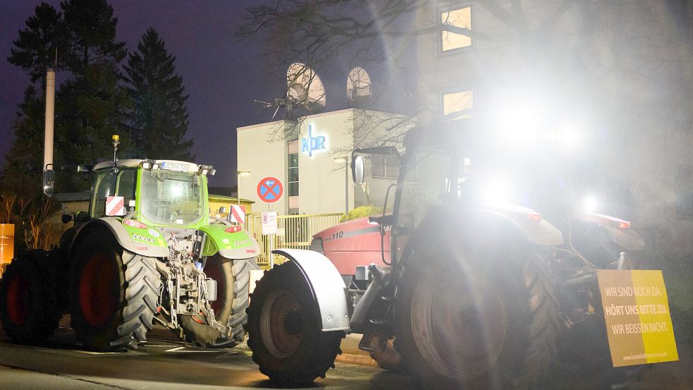 Protest gegen die Medien insgesamt: Trecker stehen am Montag bei einer Demonstration vor dem Landesfunkhaus Niedersachsen des Norddeutschen Rundfunks (NDR). Foto: Stratenschulte/DPA