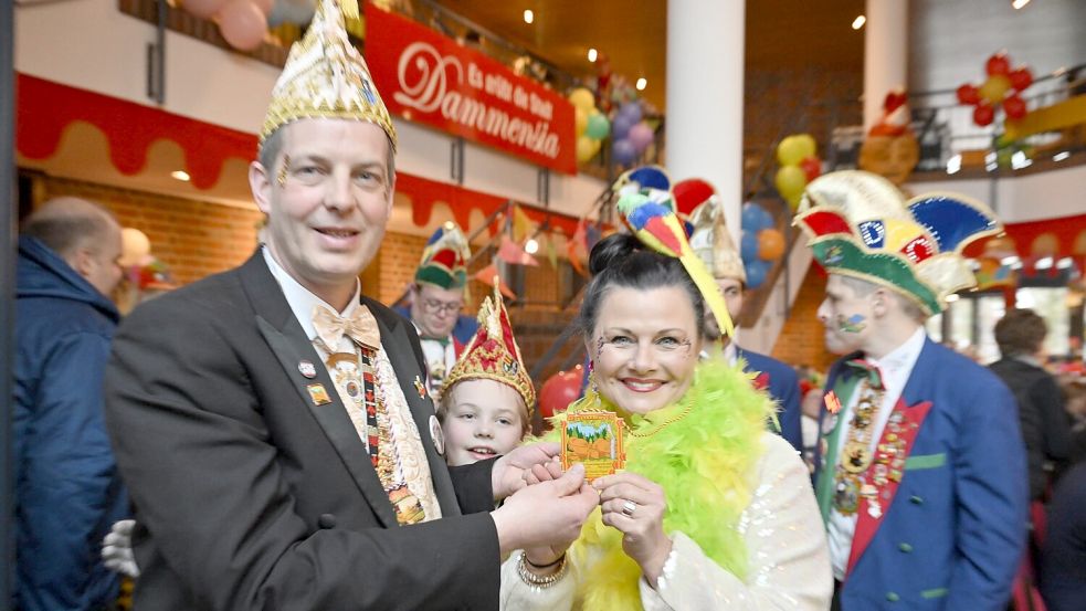 Ein besonderes Geschenk: Präsident Moritz Enneking verlieh Gitta Connemann beim Rosenmontagsempfang den aktuellen Sessionsorden der Carnevalsgesellschaft. Foto: Niehues