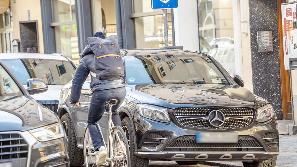 Nach der Entscheidung in Paris ist eine Erhöhung der Parkgebühren für SUVs auch in Deutschland Thema. Foto: IMAGO/Wolfgang Maria Weber