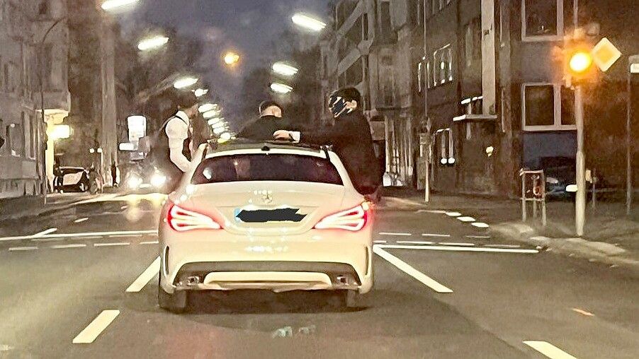 Die Insassen lehnten sich während der Fahrt aus den Fenstern. Foto: Polizei