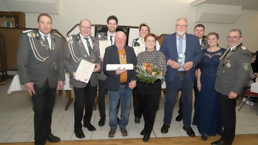 Die geehrten Schützen des Schützenvereins Neuland (v.li.): Christian Fennen, Hartmut Kapels, Marco Meiners, Uwe Willms, Cornelia Beelmann, Britta Willms, Wilfried Dänekamp, Christian Budde, Jutta Wünsch, Siegfried Ukena. Foto: Passmann