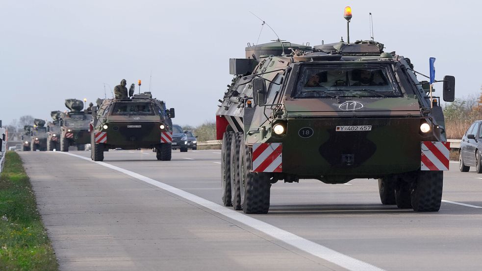 Werden bis Juni ein vertrautes Bild auf deutschen Autobahnen werden: Militärfahrzeuge im Konvoi. Foto: IMAGO/serienlicht