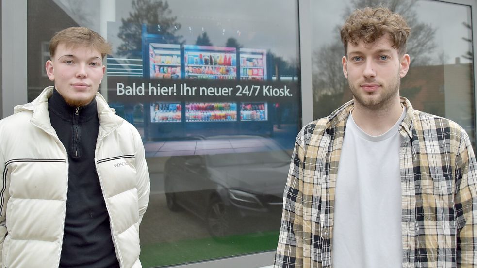 Frank Porrmann (rechts) und Kay Ruben Appeldorn aus Flachsmeer wollen im April in den Geschäftsräumen an der Ihrener Straße in Ihrhove, die sie mieten, die „Ihrhover Snack-Box“ eröffnen. Foto: Ammermann