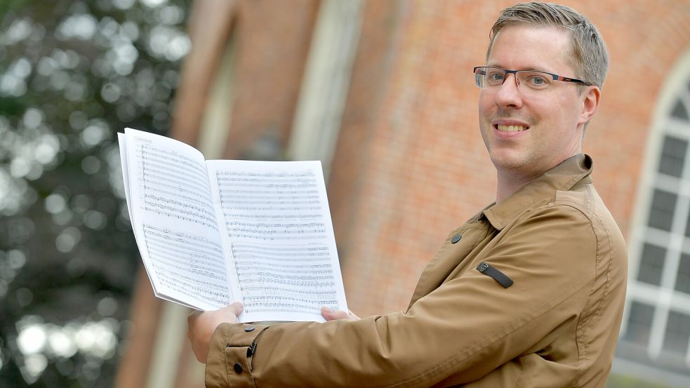 Johannes Geßner spielt an der Orgel in der Lutherkirche Leer Vorschläge aus dem Publikum. Foto: Ortgies/Archiv