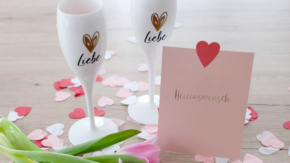 Am Valentinstag beschenken sich traditionell verliebte Paare. Foto: IMAGO/epd