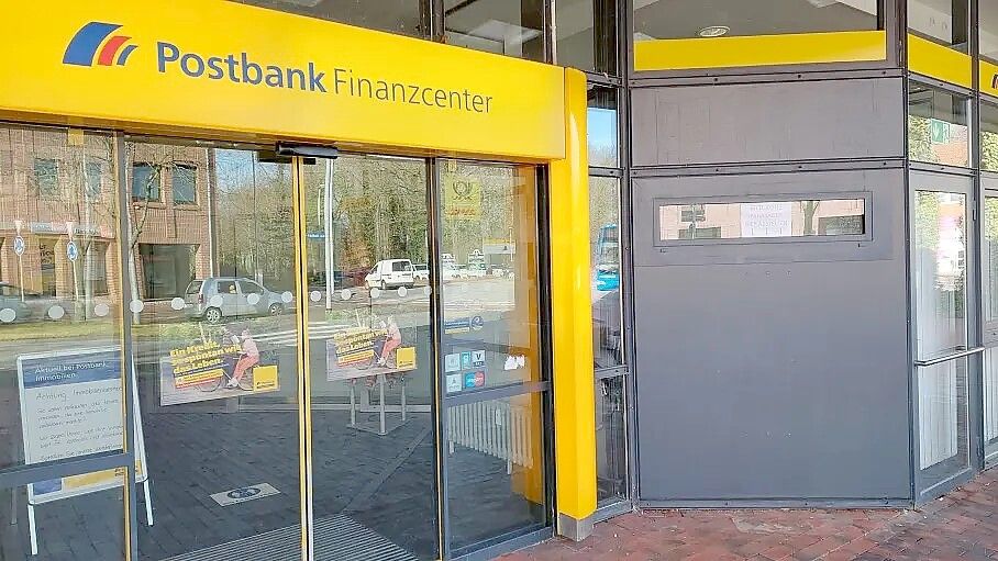 Der Briefmarkenautomat am Gebäude rechts neben der Eingangstür ist abmontiert. An der grauen Wand ist derzeit nur der Hinweis „Bitte keine Fahrräder hier abstellen“ zu lesen. Foto: Belling