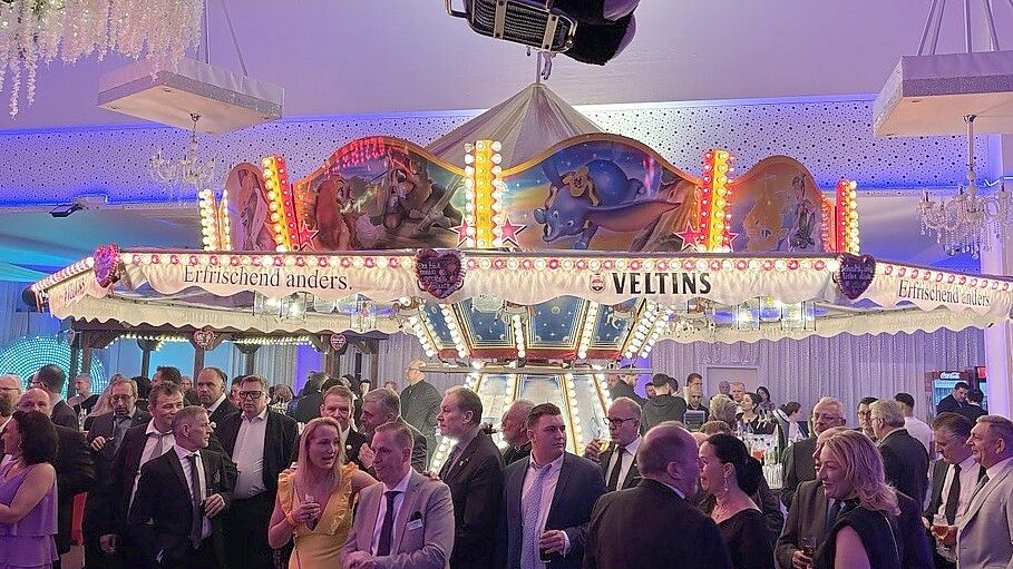 Die Schausteller aus Ostfriesland feiern gemeinsam im Eventcenter Metadrom in Großefehn. Foto: Reckermann