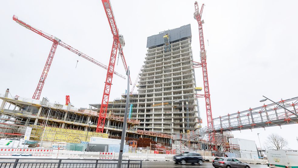 Nichts geht hier: Elbtower-Baustelle an den Elbbrücken. Foto: Markus Scholz/dpa