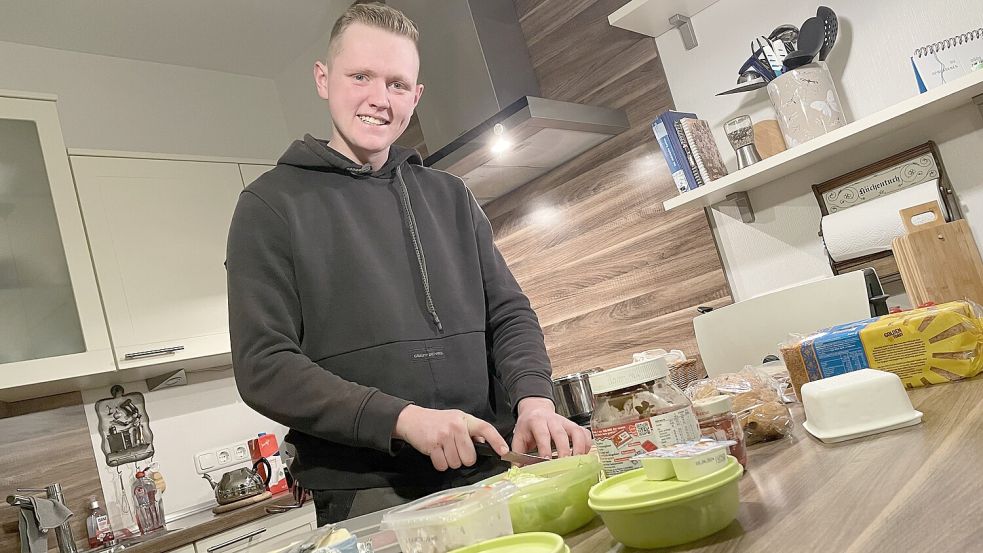 Lukas Haskamp bei der Stullen-Produktion. Sechs Butterbrote kommen mit zur Schicht. Foto: Janßen